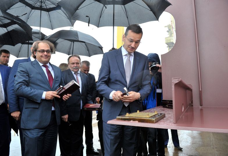 Wicepremier Mateusz Morawiecki na uroczystości położenia stępki pod budowę promu pasażersko-samochodowego dla Polskiej Żeglugi Bałtyckiej
