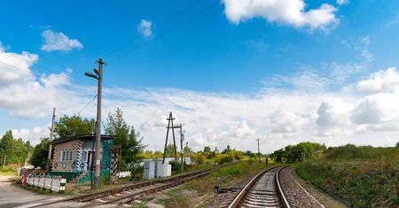 Wielkopolskie. Kierowca pomylił gaz z hamulcem. Wjechał w pociąg