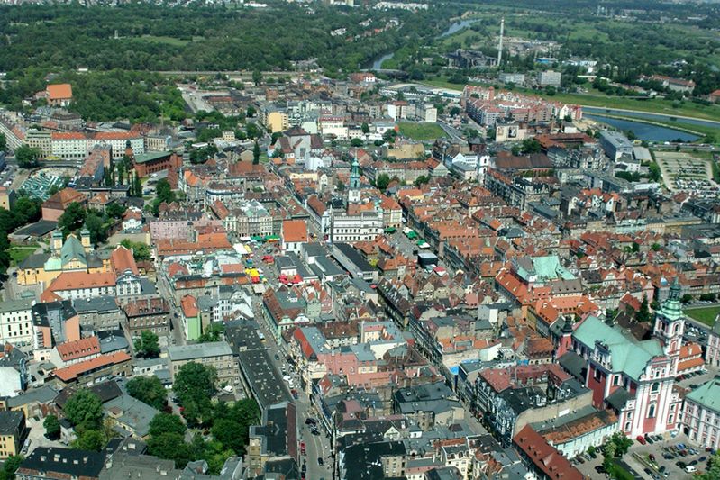 Spowolnienie ruchu i korek na moście Królowej Jadwigi i w jego okolicach