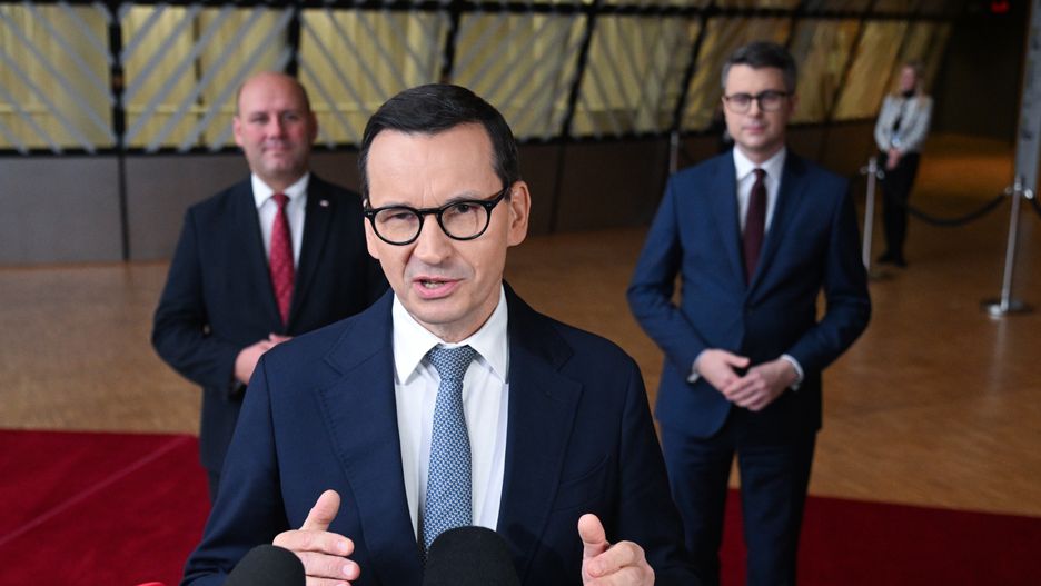 Bruksela, Belgia, 26.10.2023. Premier Mateusz Morawiecki podczas wypowiedzi dla mediów po przybyciu na posiedzenie Rady Europejskiej w Brukseli, 26 bm. Rozpoczyna się dwudniowy szczyt szefów państw Unii Europejskiej. (ad) PAP/Radek Pietruszka