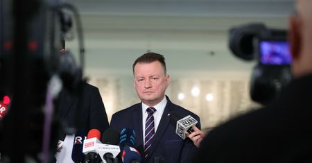 Błaszczak pisze do Hołowni. "Czuje się Pan jak w telewizyjnym show"