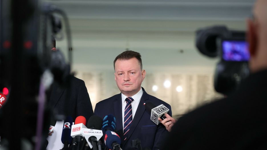 Błaszczak pisze do Hołowni. "Czuje się Pan jak w telewizyjnym show"