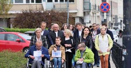 Nie wpuścili osób z niepełnosprawnością do Sejmu. "Tłumaczenia były pokrętne"