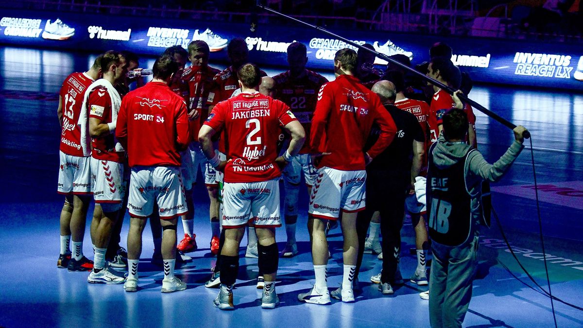 Getty Images / Dmytro Smolyenko/ Ukrinform/Future Publishing  / Na zdjęciu: gracze Aalborg Handbold