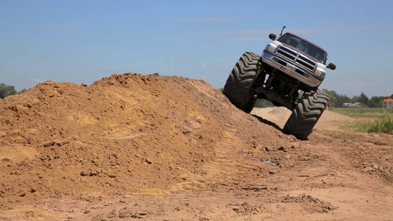 Kulisy "Pomysłu na Biznes". Money.pl sprawdza, jak arbuz wytrzyma spotkanie z Monster Truckiem