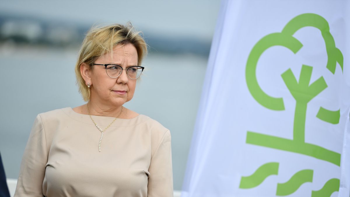 Gdańsk, 24.07.2023. Minister klimatu i środowiska Anna Moskwa podczas spotkania prasowego inaugurującego kampanie społeczne "Nie rób obciachu, nie śmieć" oraz "Nie wykręcaj się. Przesiądź się na rower", 24 bm. na molo Brzeźno w Gdańsku. (sko) PAP/Adam Warżawa