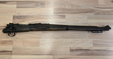 Karabin z I wojny światowej ukryty pod podłogą – gliwickie poddasze skrywało broń Mausera z 1918 roku