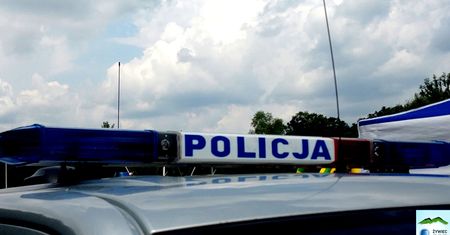 Węgierska Górka. Pijany wjechał w bramę, przewoził dzieci