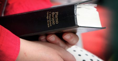 Pukają do drzwi Polaków. Niebezpieczna moda wśród młodzieży