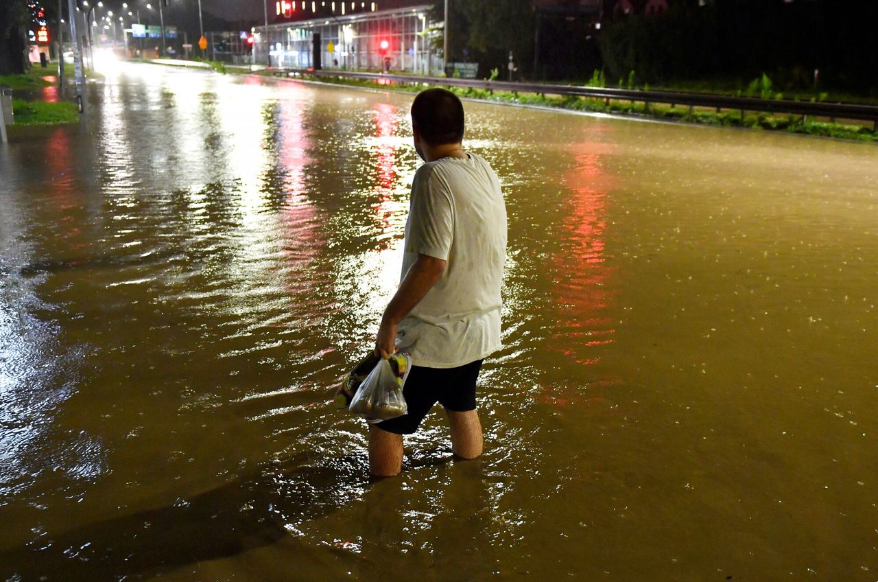 Raport ONZ o globalnym ociepleniu. Zmiany klimatyczne doprowadzą w Polsce do nasilenia ekstremalnych zjawisk pogodowych, jak powodzie błyskawiczne i fale upałów. Na fot. Kraków po ostatniej nawałnicy 