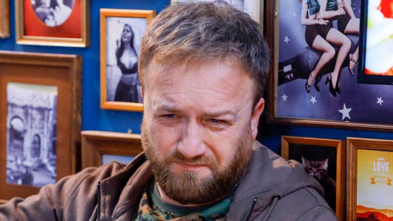 Bartek Kasprzykowski żali się na pominięcie emisji serialu "Tatuśkowie"