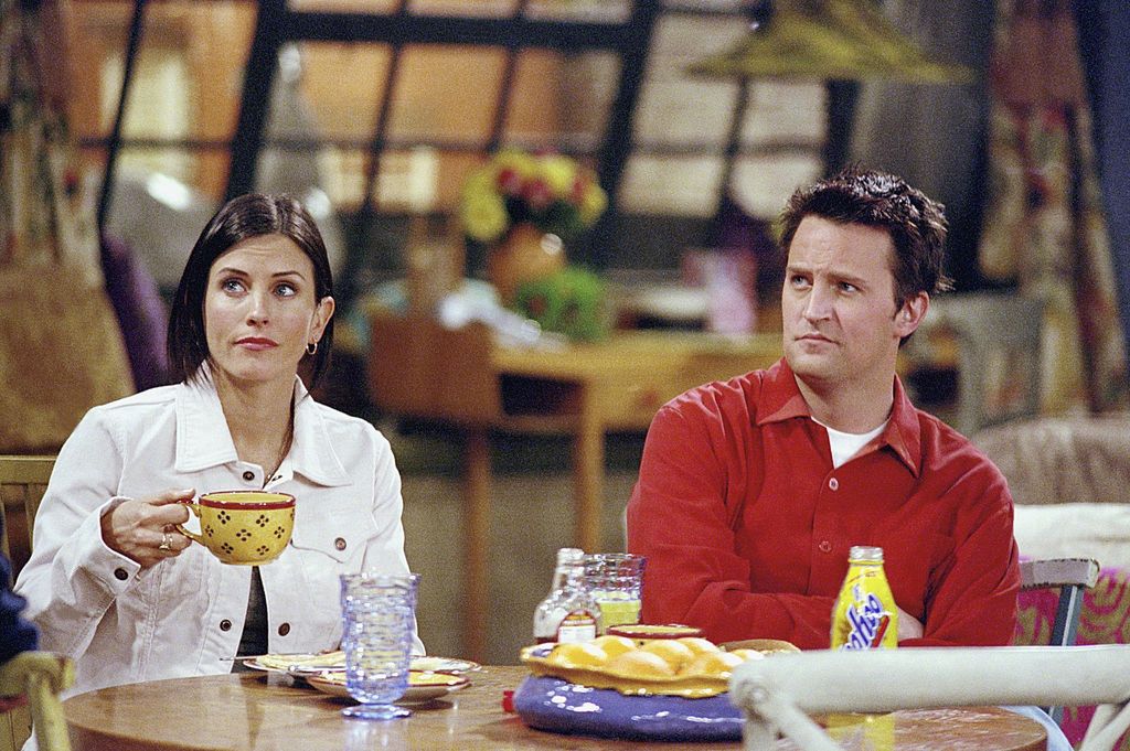 Courteney Cox and Matthew Perry in the series "Friends"