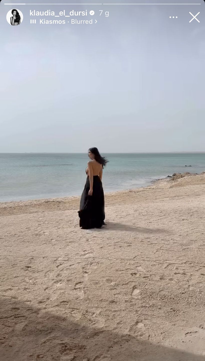 Klaudia el Dursi hasa po plaży w śmiałej stylizacji 