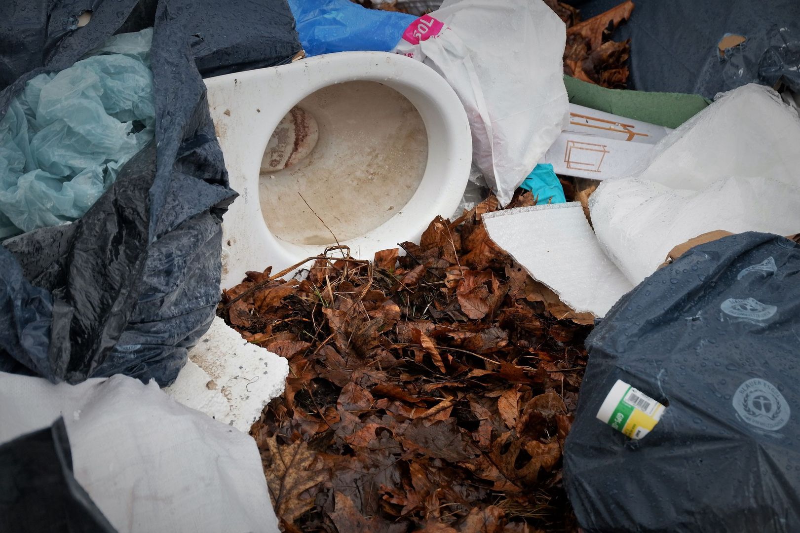 Takie śmieci pozostawił w lesie mieszkaniec Krakowa
