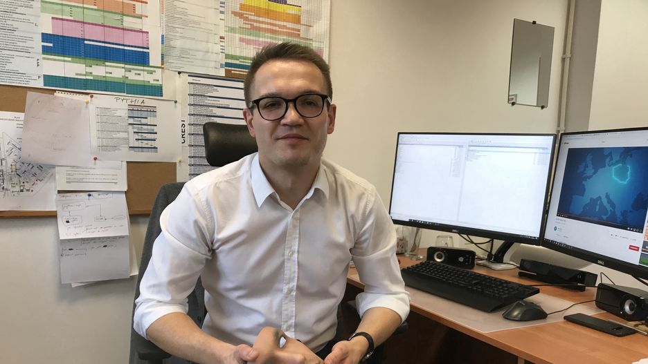 Dr Marcin Kowalski z Wojskowej Akademii Technicznej z maską przedstawiającą jego wizerunek.