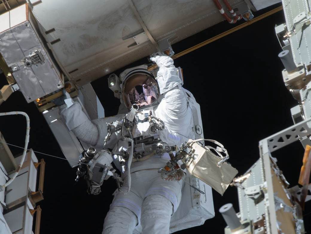 ISS uszkodzona. Stacja zderzyła się z kosmicznymi śmieciami - Astronauta na ISS