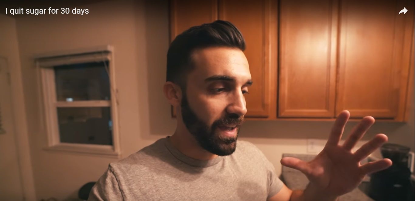 youtube.com Kuchenne szafki zostały opróżnione ze słodyczy