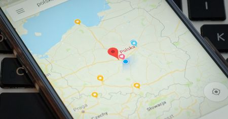 Jak Polacy korzystają z Internetu? 82% domów ma łącze, 60% osób ma smartfon