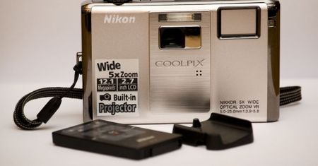 Test: Nikon Coolpix S1000pj z projektorem