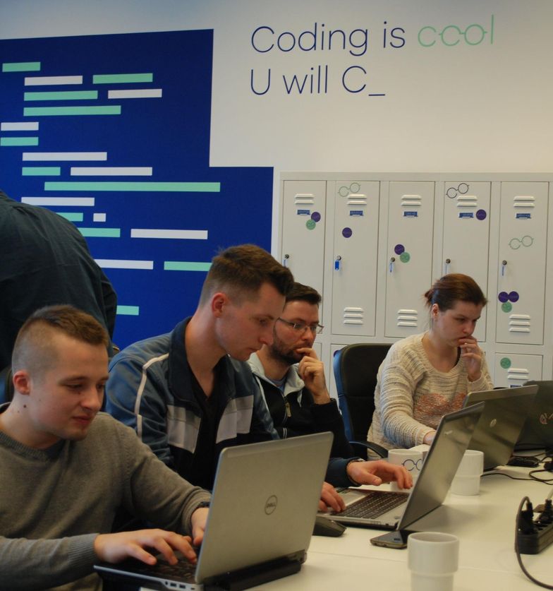 Rzucili wszystko, by zostać programistami. Firma im jeszcze za to zapłaci