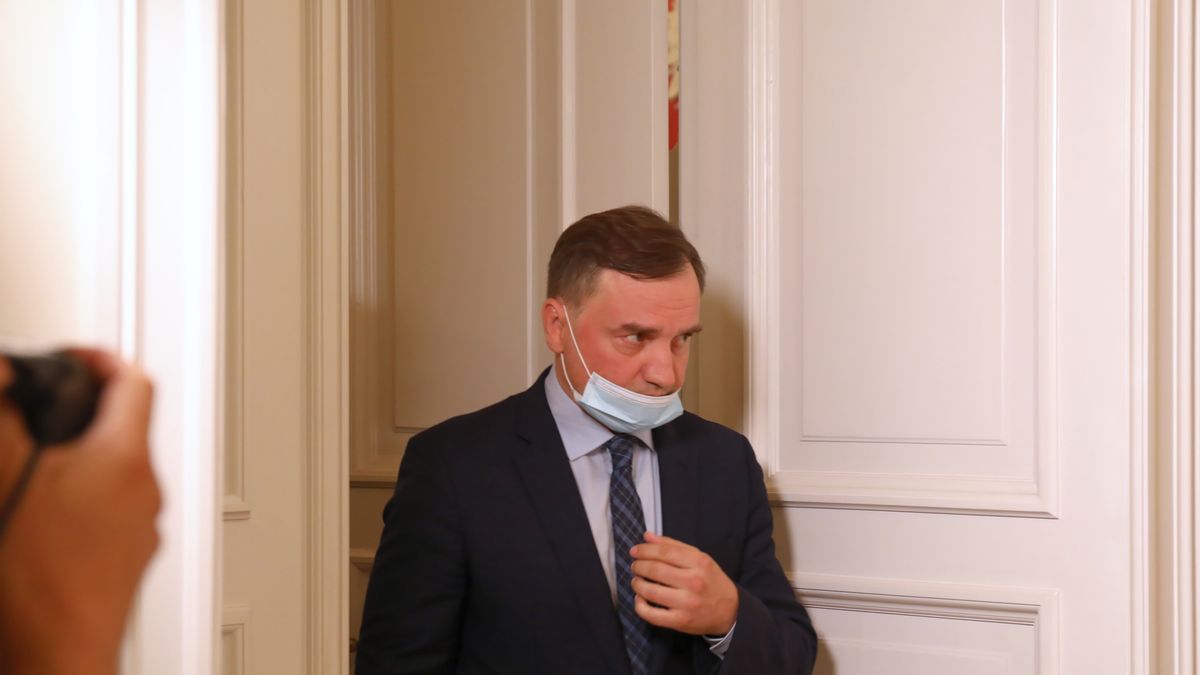 Warszawa, 21.07.2021. Minister sprawiedliwości, Prokurator Generalny Zbigniew Ziobro podczas konferencji prasowej w siedzibie resortu w Warszawie, 21 bm. Temat spotkania: "Komentarz w sprawie bezprawnych decyzji TSUE". (jm) PAP/Albert Zawada