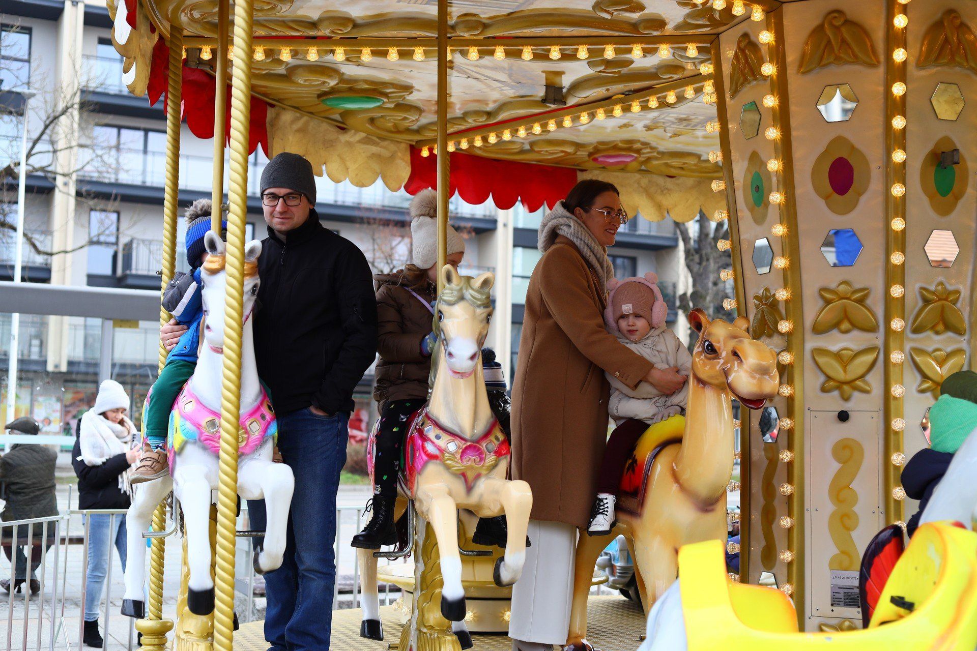 Już od godziny 11 przy karuzeli ustawiała się kolejka z rodzicami i ich pociechami