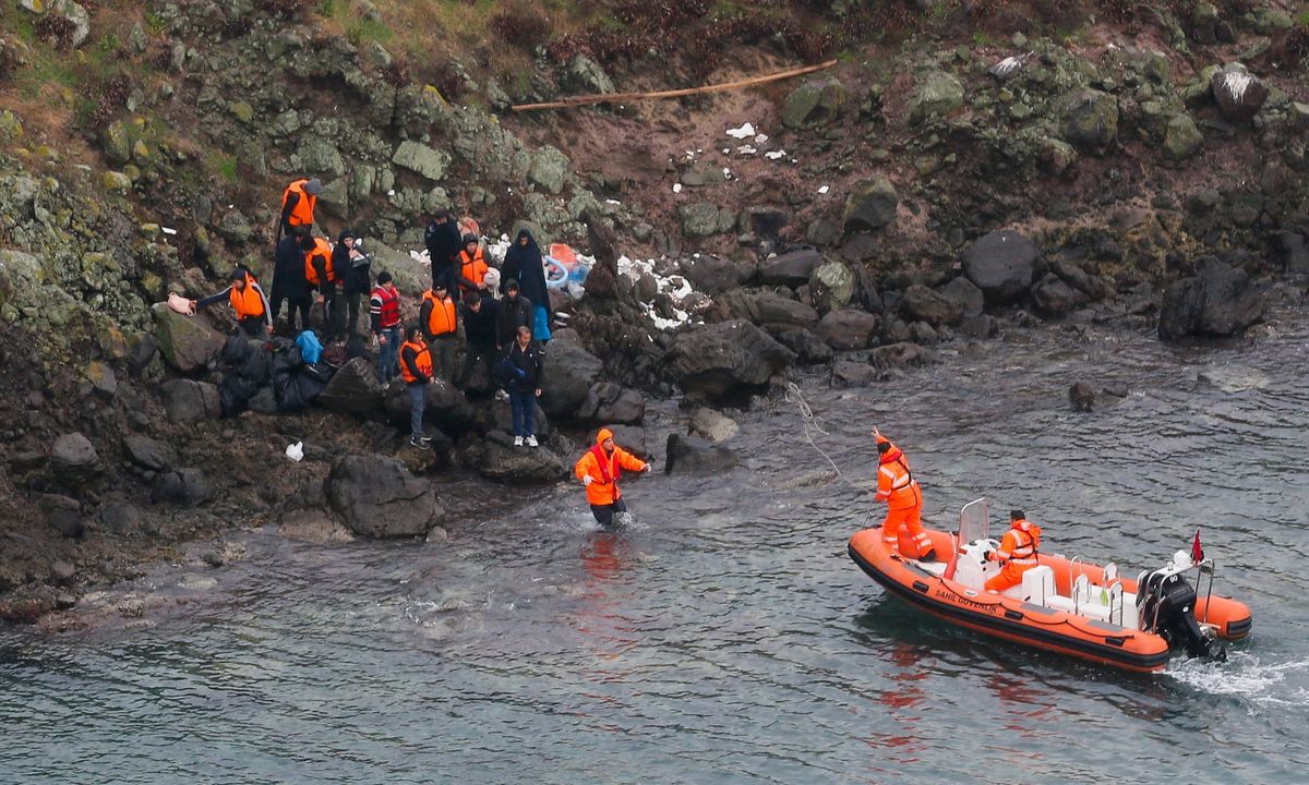 44 nielegalnych migrantów utknęło na wyspie. Chcieli dostać się do Grecji
