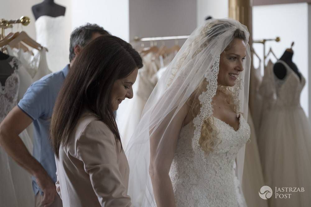 Joanna Liszowska w sukni ślubnej, zdjęcia z serialu Przyjaciółki
