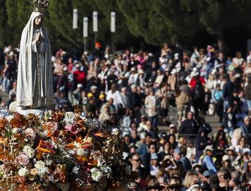 Tłumy wiernych w jednym miejscu. Wśród nich są Polacy