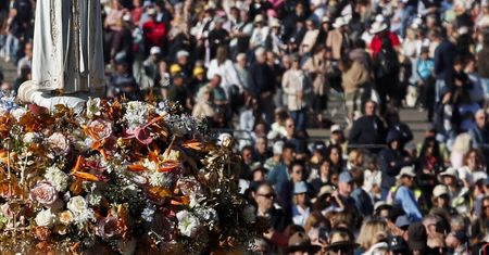Tłumy wiernych w jednym miejscu. Wśród nich są Polacy