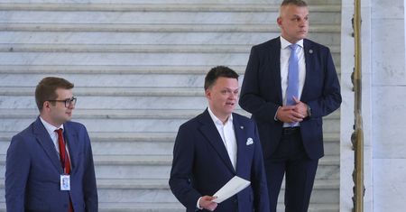 "Niech coś w końcu położy na stole". Hołownia pogania Tuska