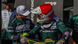 Żużel. Nie pokonał jeszcze żadnego rywala, a nadal dostaje szanse. Trener wyjaśnia powody