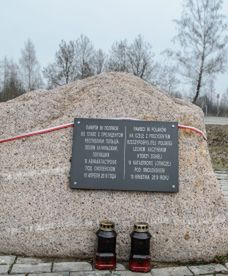 W Smoleńsku wciąż stoi krzyż i kamień