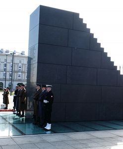 Pomnik smoleński na placu Piłsudskiego zostanie rozbudowany. Pojawi się nowy element