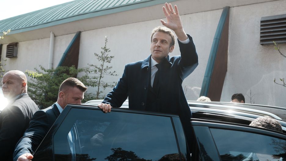 French President and centrist presidential candidate for re-election Emmanuel Macron waves as he departs after voting for the first round of the presidential election, in Le Touquet, Northern France, 10 April 2022. Polls opened across France for the first round of the country's presidential election, where up to 48 million eligible voters will be choosing between 12 candidates. President Emmanuel Macron is seeking a second five-year term, with a strong challenge from the far right. EPA/Thibault Camus / POOL MAXPPP OUT Dostawca: PAP/EPA.