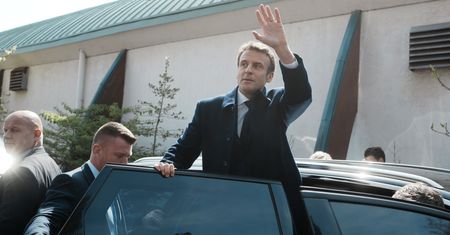 Macron wygrywa pierwszą turę. Le Pen depcze mu po piętach