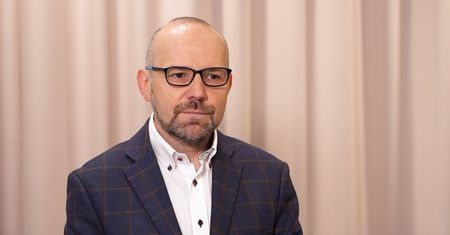 Większość Polaków nie sprawdza, ile wyniesie ich emerytura. Coraz więcej osób na nią odkłada