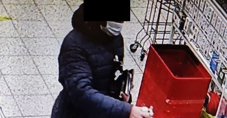 Śląskie. Płacił kradzioną kartą. Maseczka miała zapewnić mu bezkarność. To się zdziwił