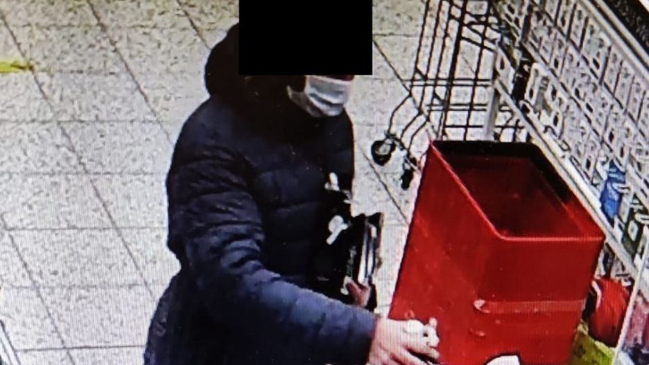 Śląskie. 23-letni mieszkaniec Sosnowca zakładał, że nie zostanie rozpoznany, dzięki maseczce.