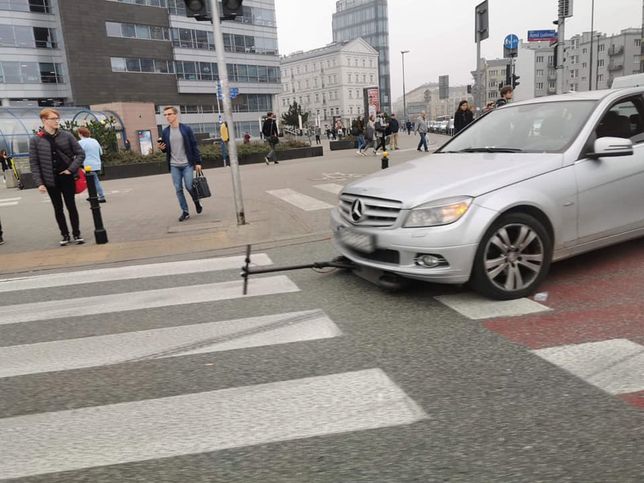 Warszawa. Pieszy na hulajnodze potrącony przy Metrze