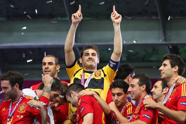 Iker Casillas świętuje zdobycie mistrzostwa Europy w Polsce i Ukrainie w 2012 roku