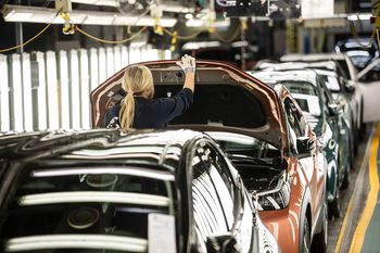 Tak Polacy kupują nowe samochody. Na liście króluje pięć modeli