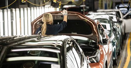 Tak Polacy kupują nowe samochody. Na liście króluje pięć modeli
