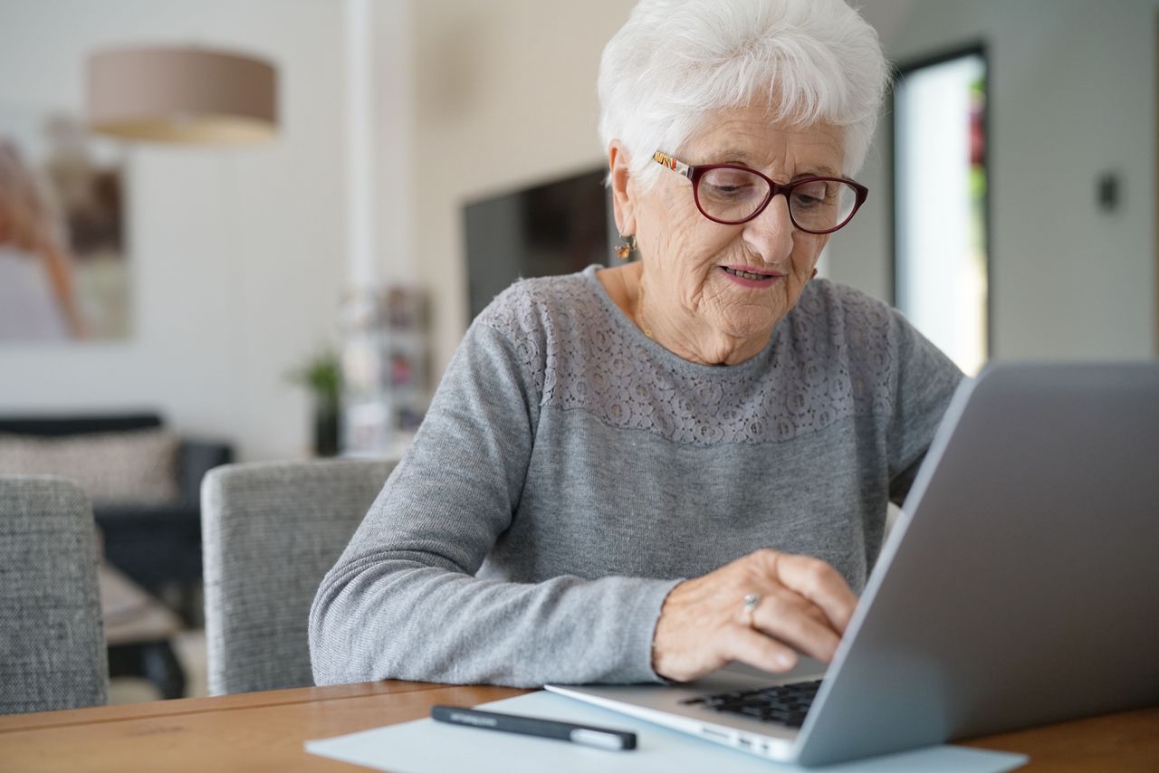 Seniorzy w świecie technologii. W Kamieńcu odbył się kurs komputerowy