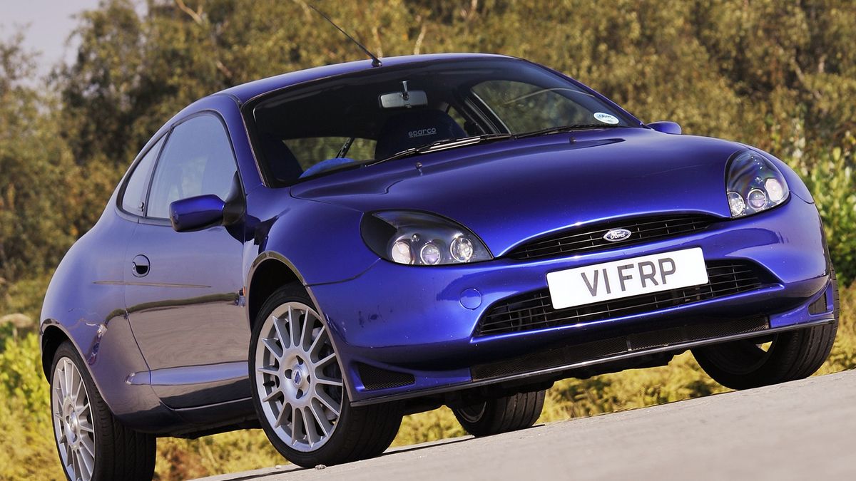 Popularny Ford Puma, ale na zdjęciu jest wersja Racing, wyprodukowana w liczbie 500 sztuk. Do takiego samochodu może być trudno dostać oryginalne części nadwozia