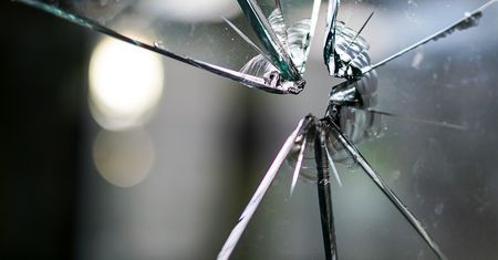 Wybili mu okno w mieszkaniu. Nie mógł uwierzyć kim są włamywacze