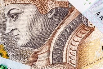 Dolar, euro i inne waluty wyraźnie tracą na wartości. Złoty się umacnia