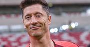 Robert Lewandowski z córkami na plaży robią babki z piasku. Piłkarz pokazał twarze Klary i Laury (FOTO)