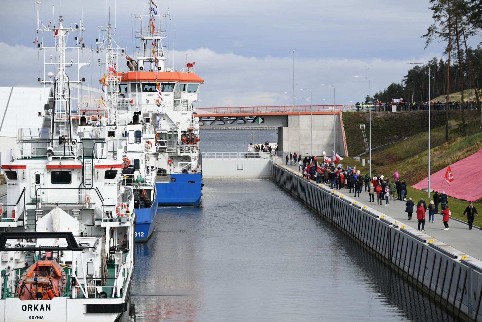 otwarcie kana�u �eglugowego
Adam War�awa
droga wodna, kana�, kana� �eglugowy, mierzei, otwarcie, przekop