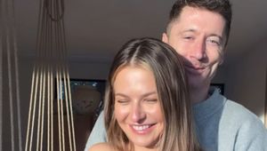 Krótki filmik o poranku. Rozanielona Lewandowska w objęciach męża